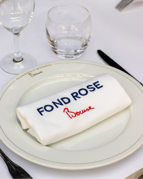 Serviette Brodée Fond Rose